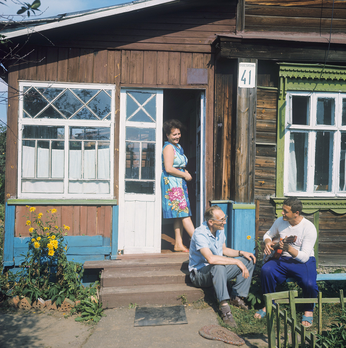 O cosmonauta soviético Vladislav Volkov na dátcha, com a mulher e o sogro.