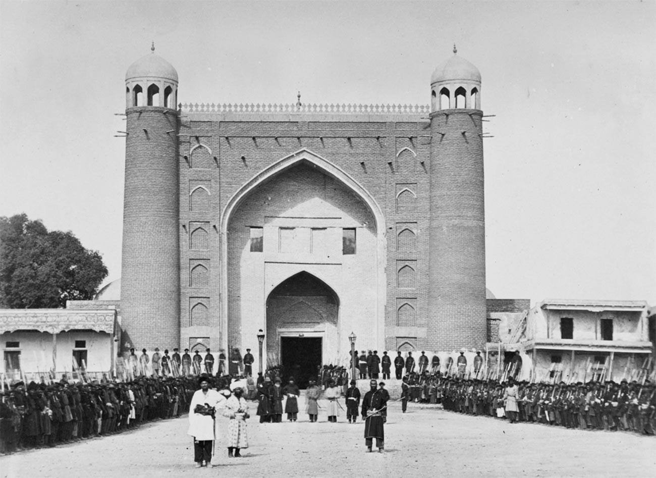 La porta del palazzo del khan a Kokand con i soldati dell'esercito davanti all'ingresso