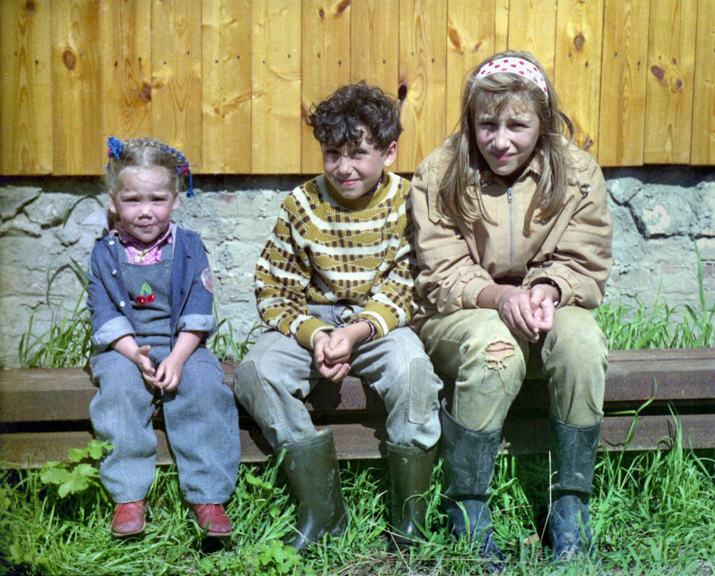 Des enfants portant leur tenue de datcha. Les bottes en caoutchouc y sont un élément essentiel.