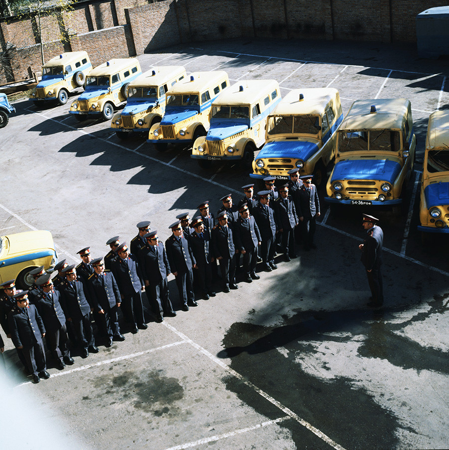 Una unidad de policía se prepara para un turno en Rostov en 1980.
