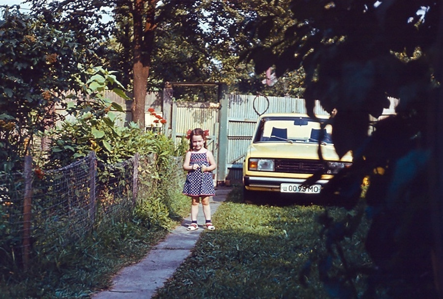 Ein kleines Mädchen in einer Datscha außerhalb von Moskau.