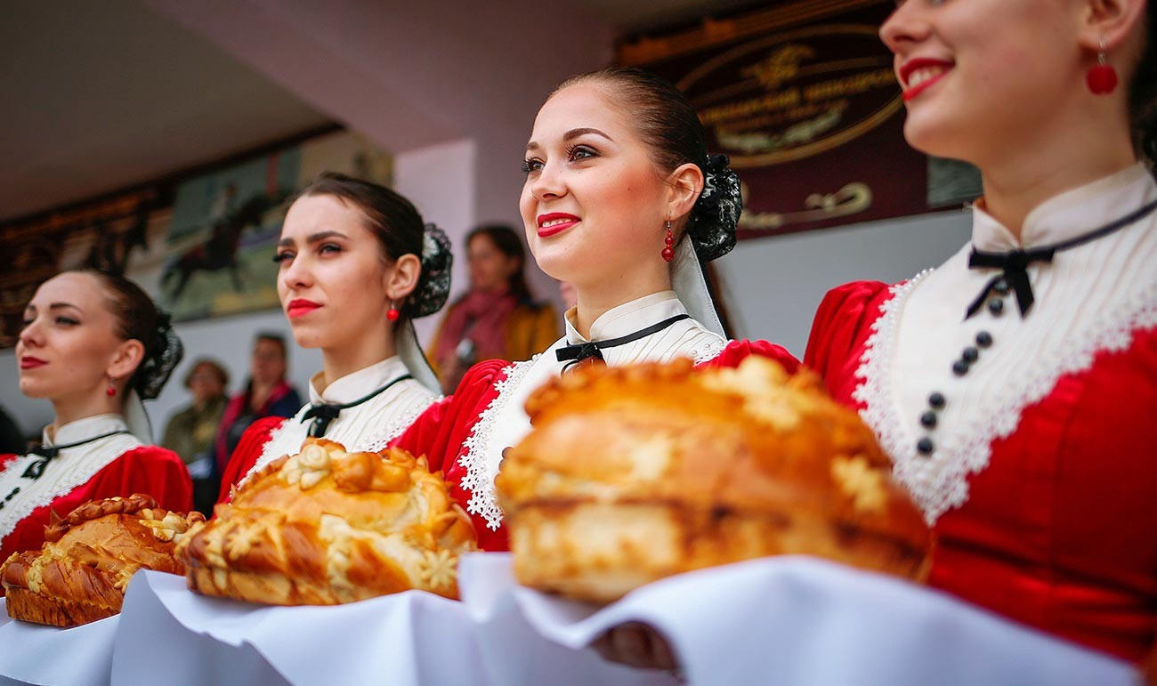Traditional Russian greeting with a bread and salt.