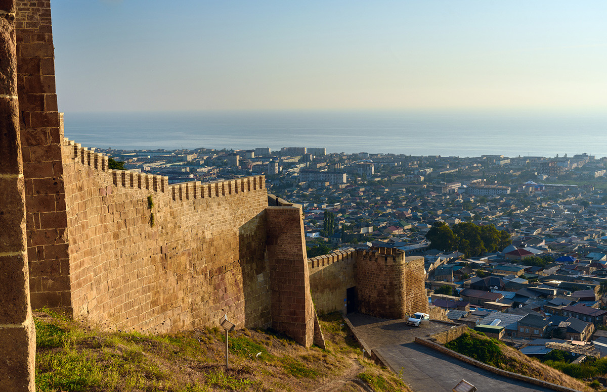Zidine tvrđave Narin-Kala, pogled na Derbent. Republika Dagestan, Rusija.
