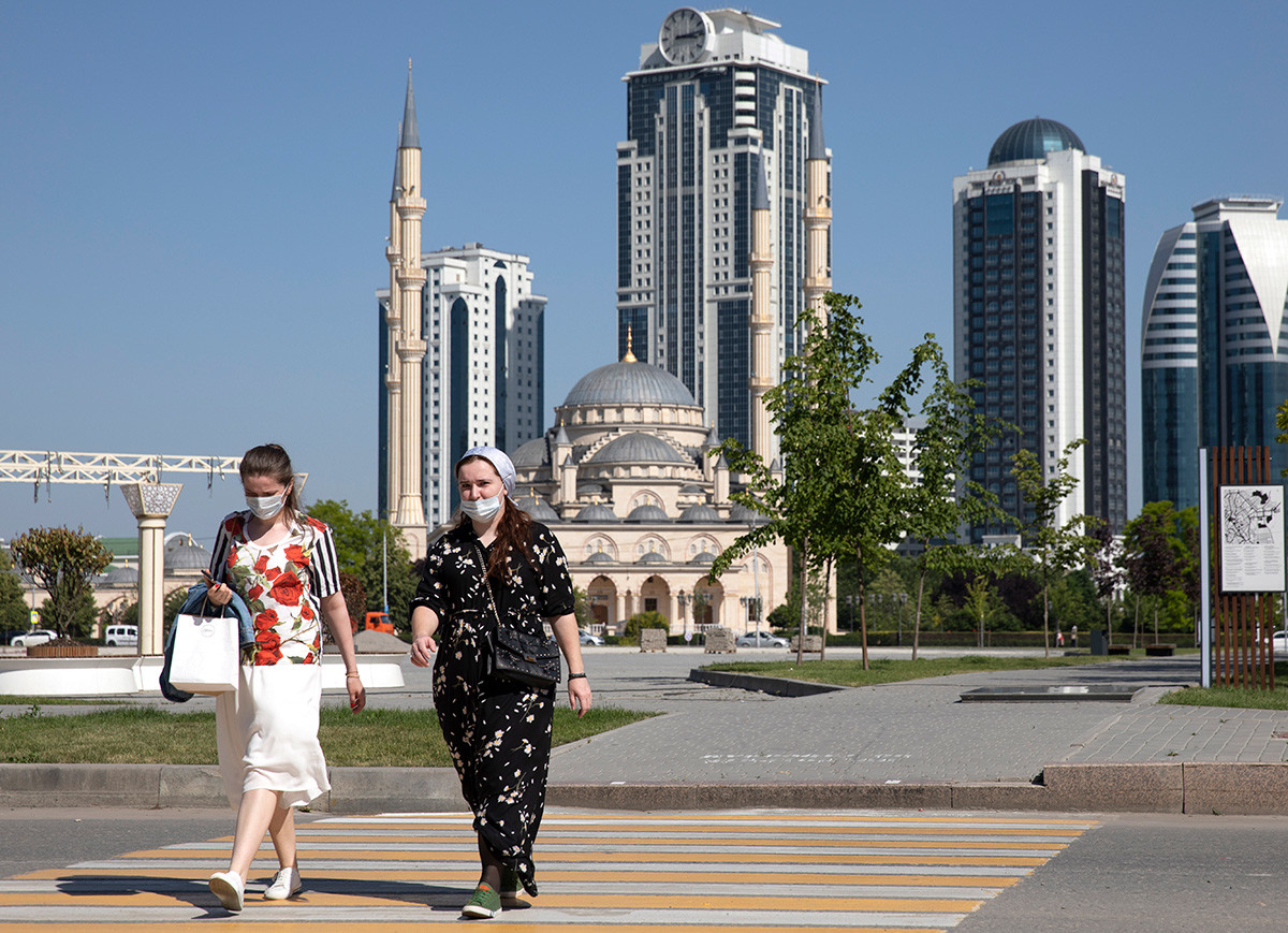 Žene u šetnji, 9. lipnja 2020., Grozni, Rusija. 
