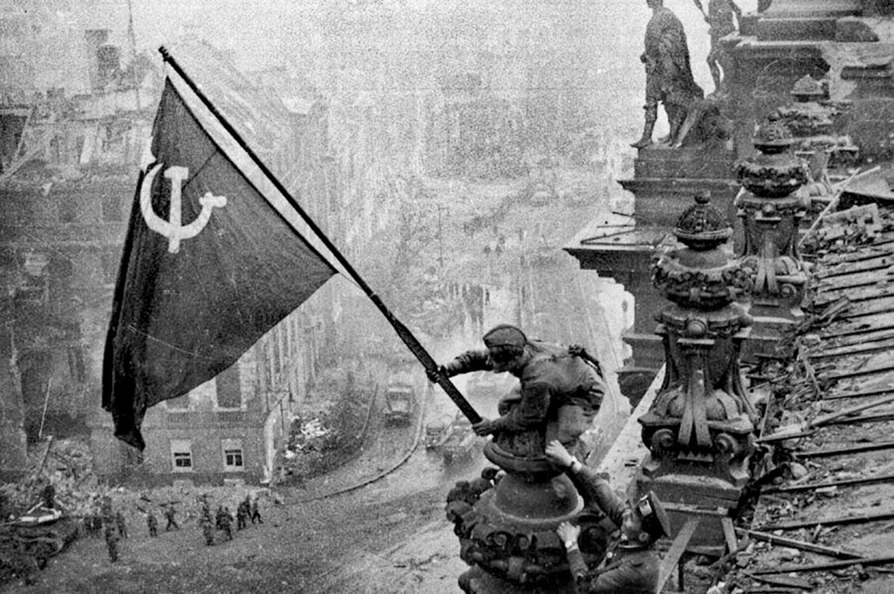 La Bandiera rossa sul Reichstag. Berlino, 1945. La leggendaria foto di Evgenij Khaldej