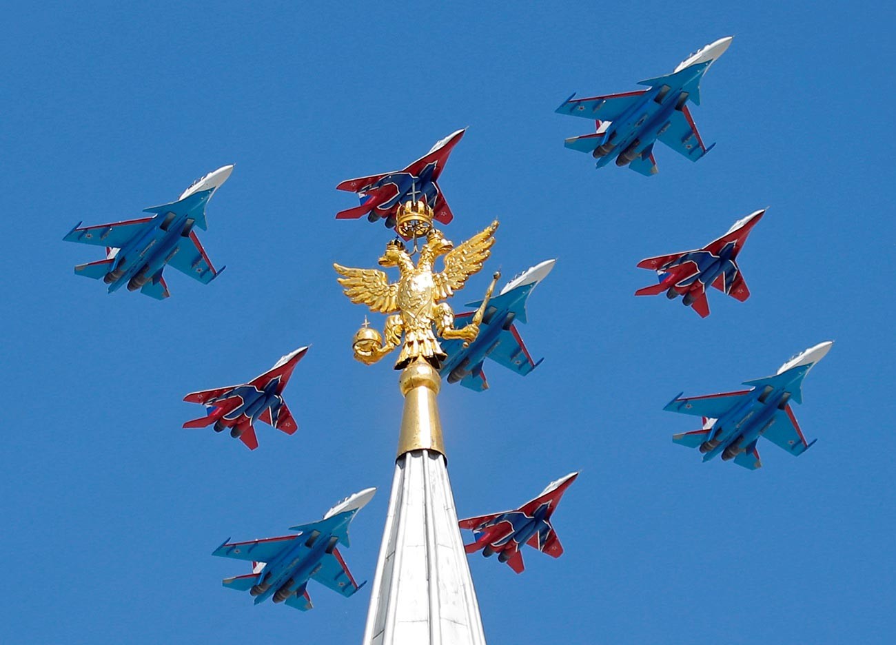 Ловци МиГ-29 руске армије пилотске групе „Стрижи“ и  ловци Су-30 пилотске групе „Руски витезови“ изводе лет за време Параде победе у Москви.