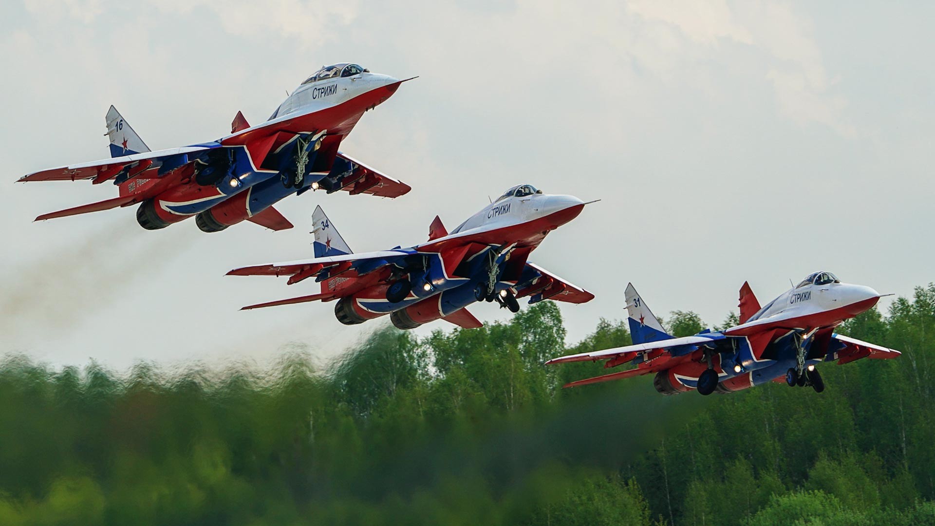 Caças MiG-29 da equipe Andorinhas durante voo de demonstração na base aérea de Kubinka