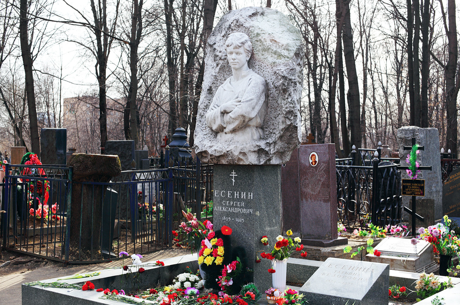 Pierre tombale de Sergueï Essénine au cimetière Vagankovo. La croix noire sur le côté gauche se trouve sur la tombe de Galina Benislavskaïa.