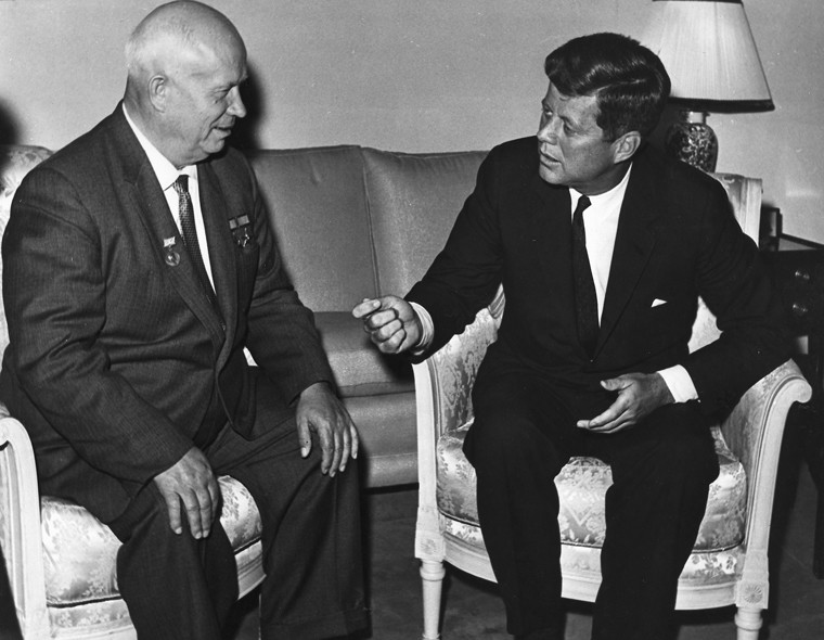 John Kennedy junto a su homólogo soviético, Nikita Jrushov