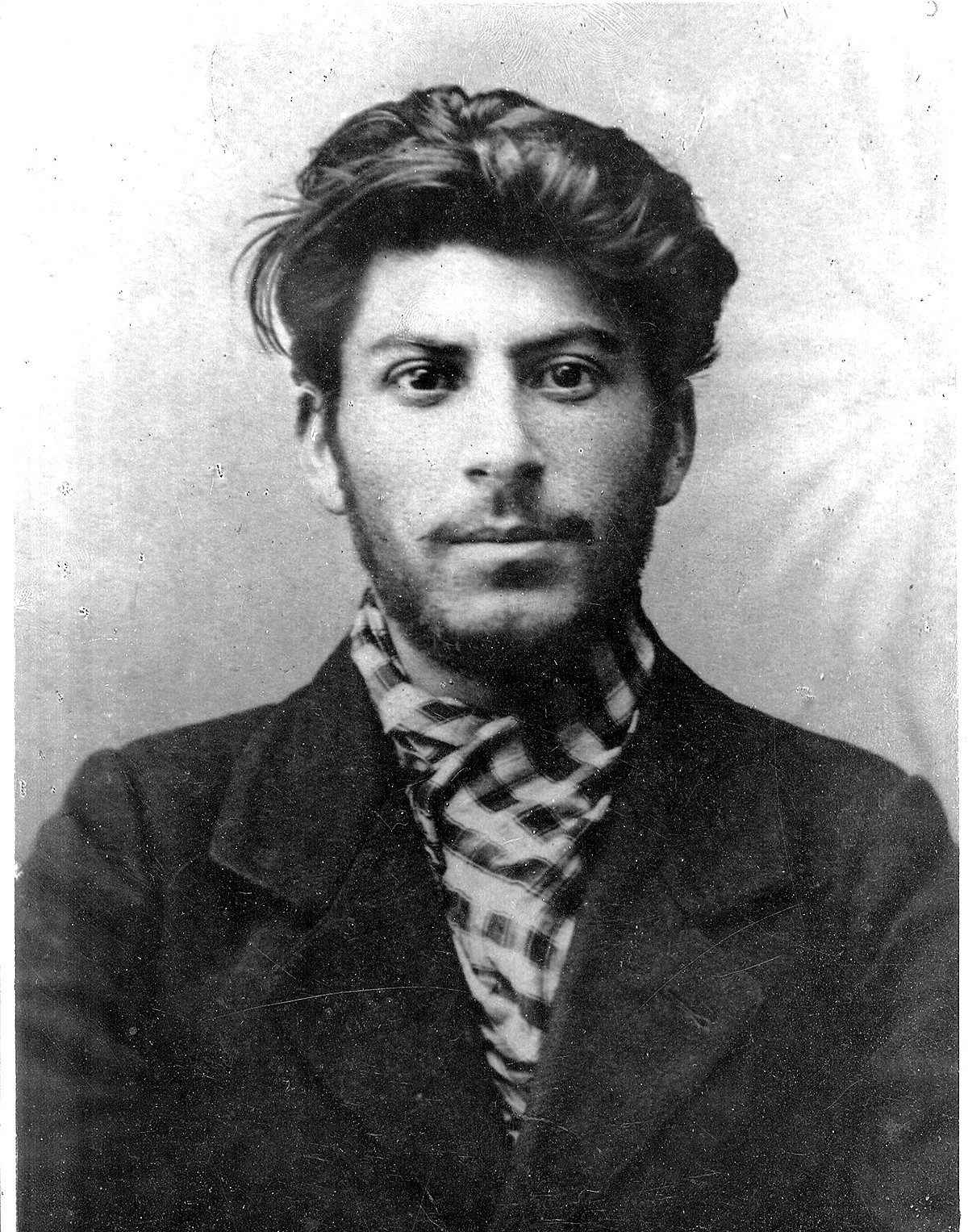 Rupa Stalin pada 1902.