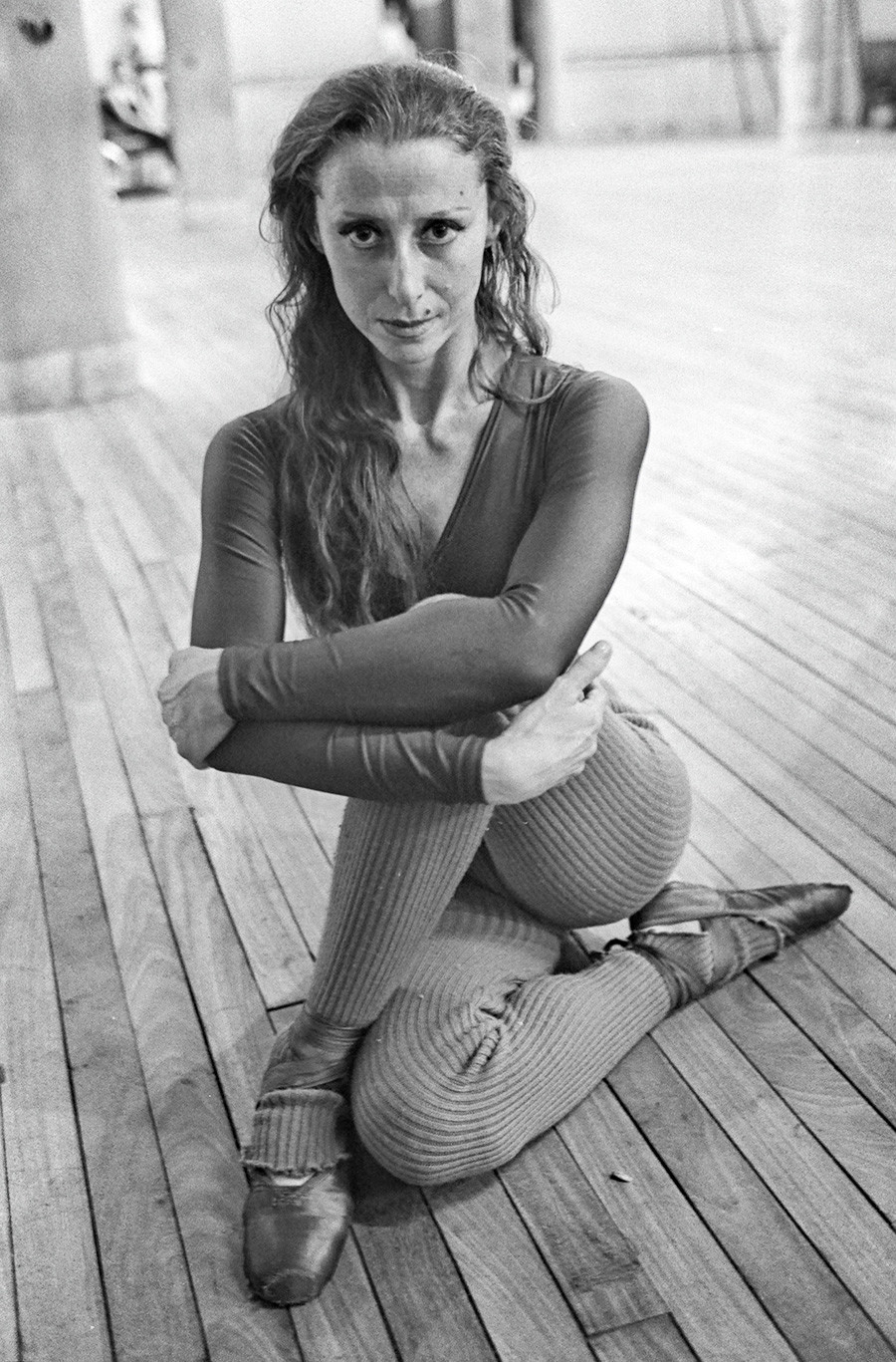 Maya Plisetskaya selama sesi latihan di Teater Colon, Buenos Aires, Argentina, 1976.