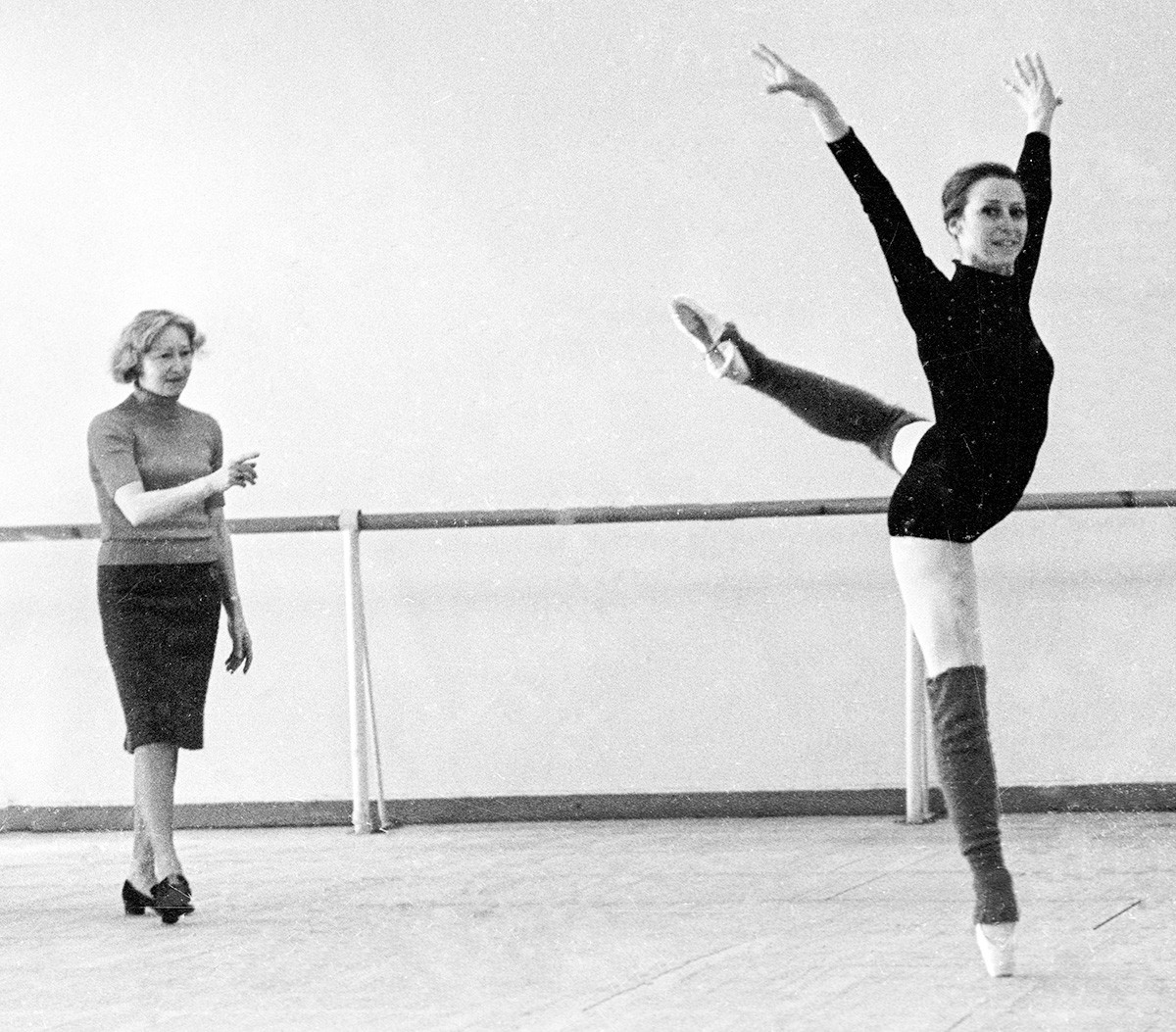Galina Ulanova (kiri) and penari balet Maya Plisetskaya (kanan) beraltih, 1969.