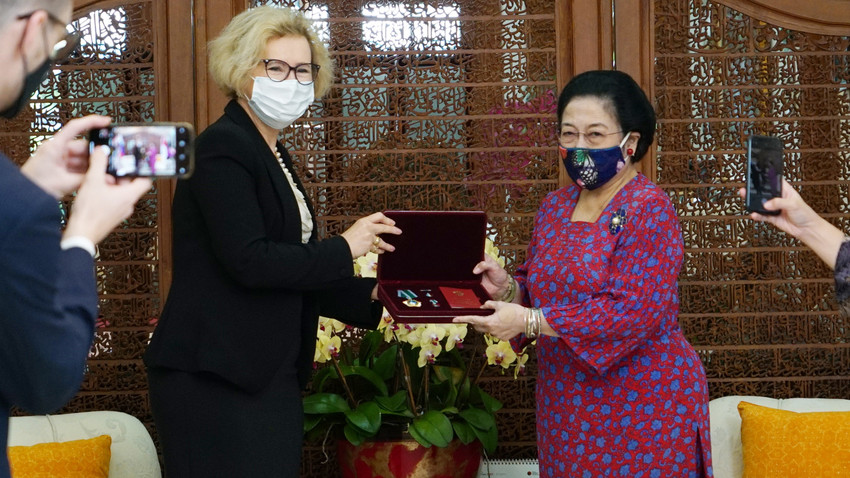 Duta Besar Federasi Rusia Lyudmila Vorobieva menyerahkan penghargaan Bintang Persahabatan kepada Megawati Soekarnoputri.
