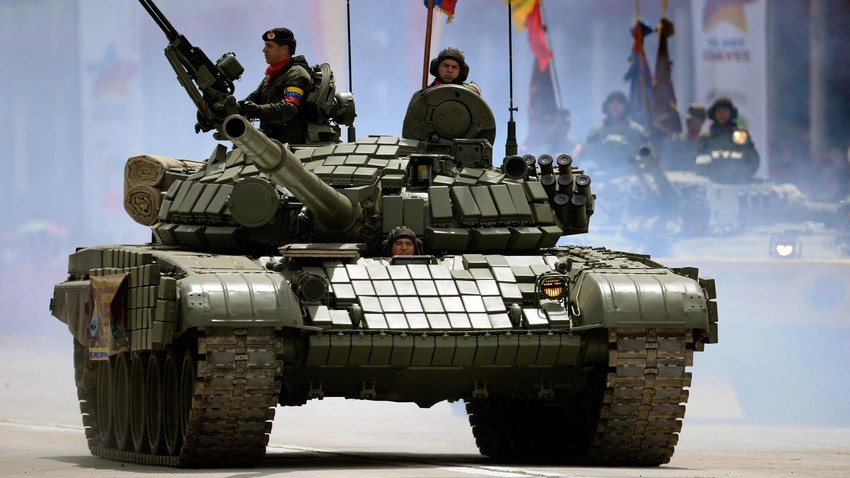 Soldados del Ejército venezolano en un tanque T-72S de fabricación rusa marchan durante una ceremonia militar para conmemorar el primer aniversario de la muerte del presidente Hugo Chávez, en Caracas el 5 de marzo de 2014.