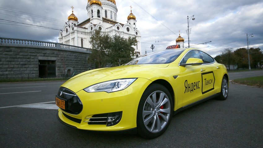 Први Теслин електромобил сервиса „Яндекс.Такси“. У Русији је прва станица за пуњење акумулатора електричних аутомобила отворена 6. октобра и тада је представљено прво такси возило на електрични погон.
