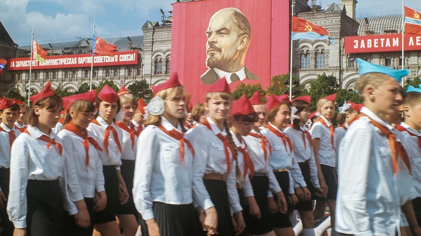 Parade auf dem Roten Platz, gewidmet dem Geburtstag der Lenin All-Union Pioneer Organization.