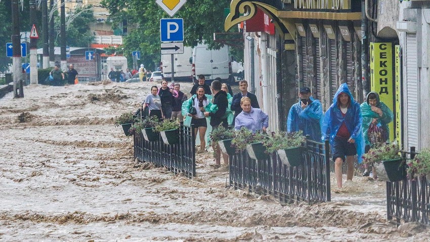 Ljudi na ulici poslije poplave nakon obilnih padalina u Jalti.

