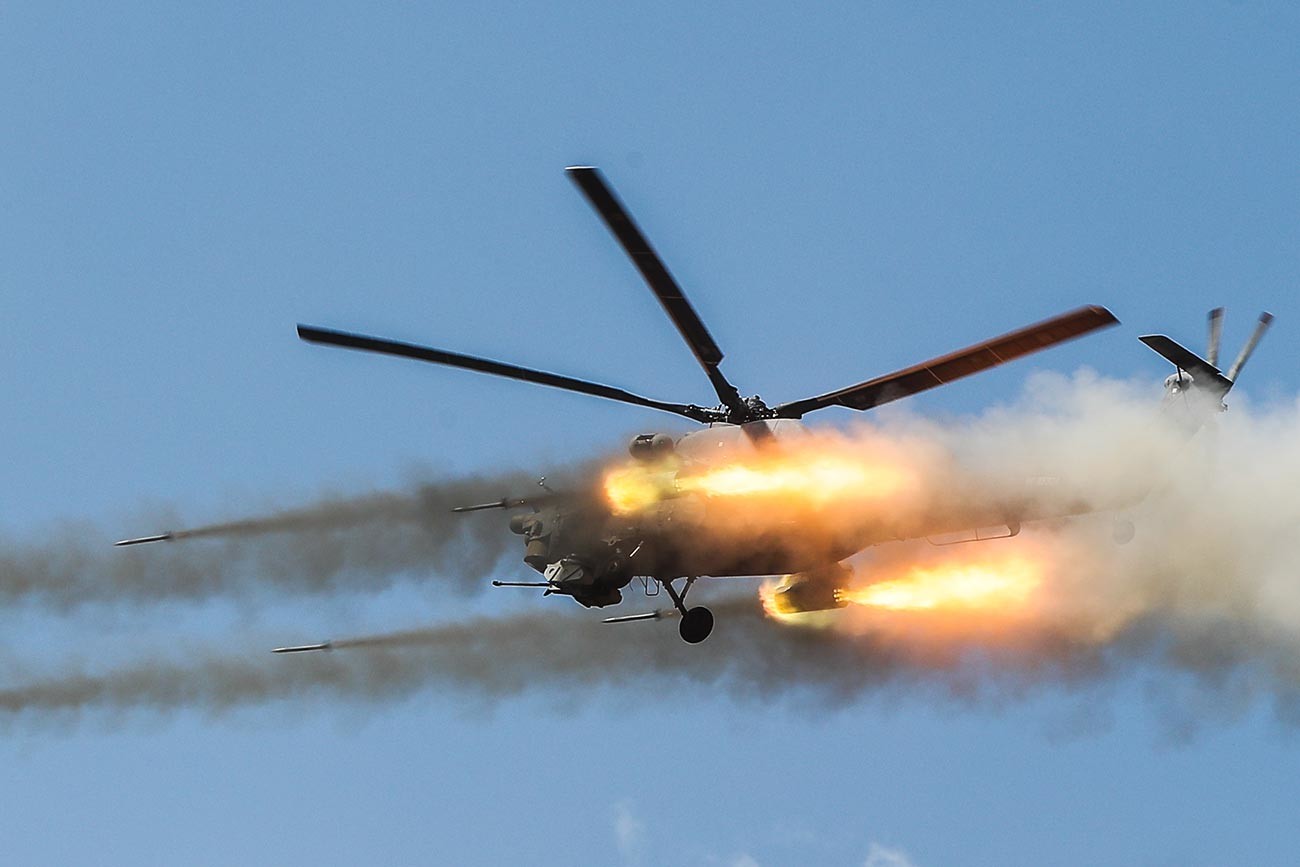 Руски јуришни хеликоптер Ми-28НМ „Ноћни ловац“ током офанзивних дејстава на стратегијским командно-штабним маневрима „Центар-2019“ на општем војном полигону „Донгуз“.