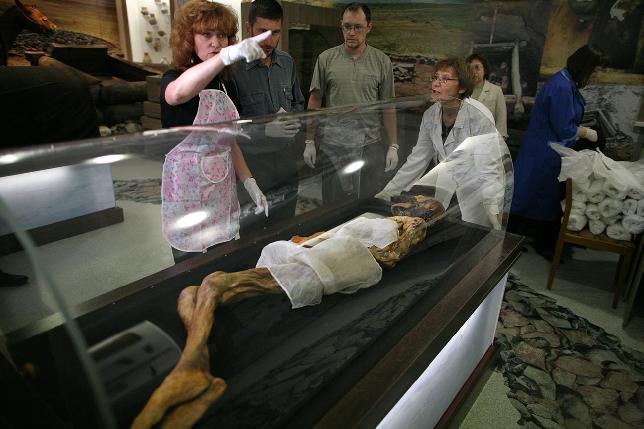 A múmia sendo embalada para transporte de volta de Novosibirsk para Altai, em 2012.
