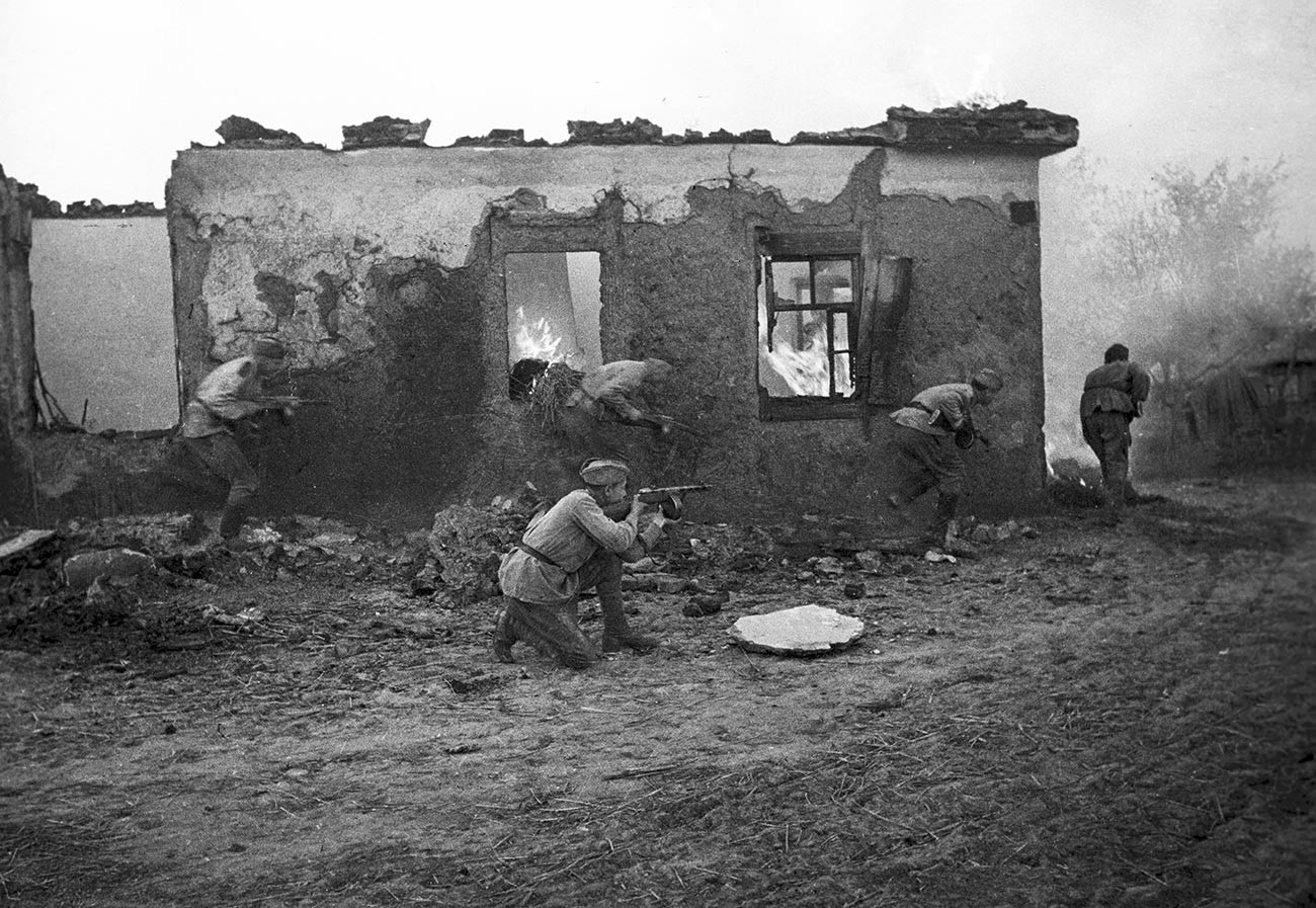 Sowjetische Soldaten in der Nähe von Charkow.