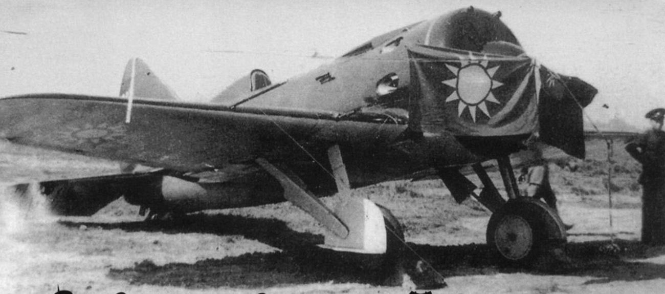 Pesawat tempur I-16 Soviet yang dipasangi bendera Tiongkok.