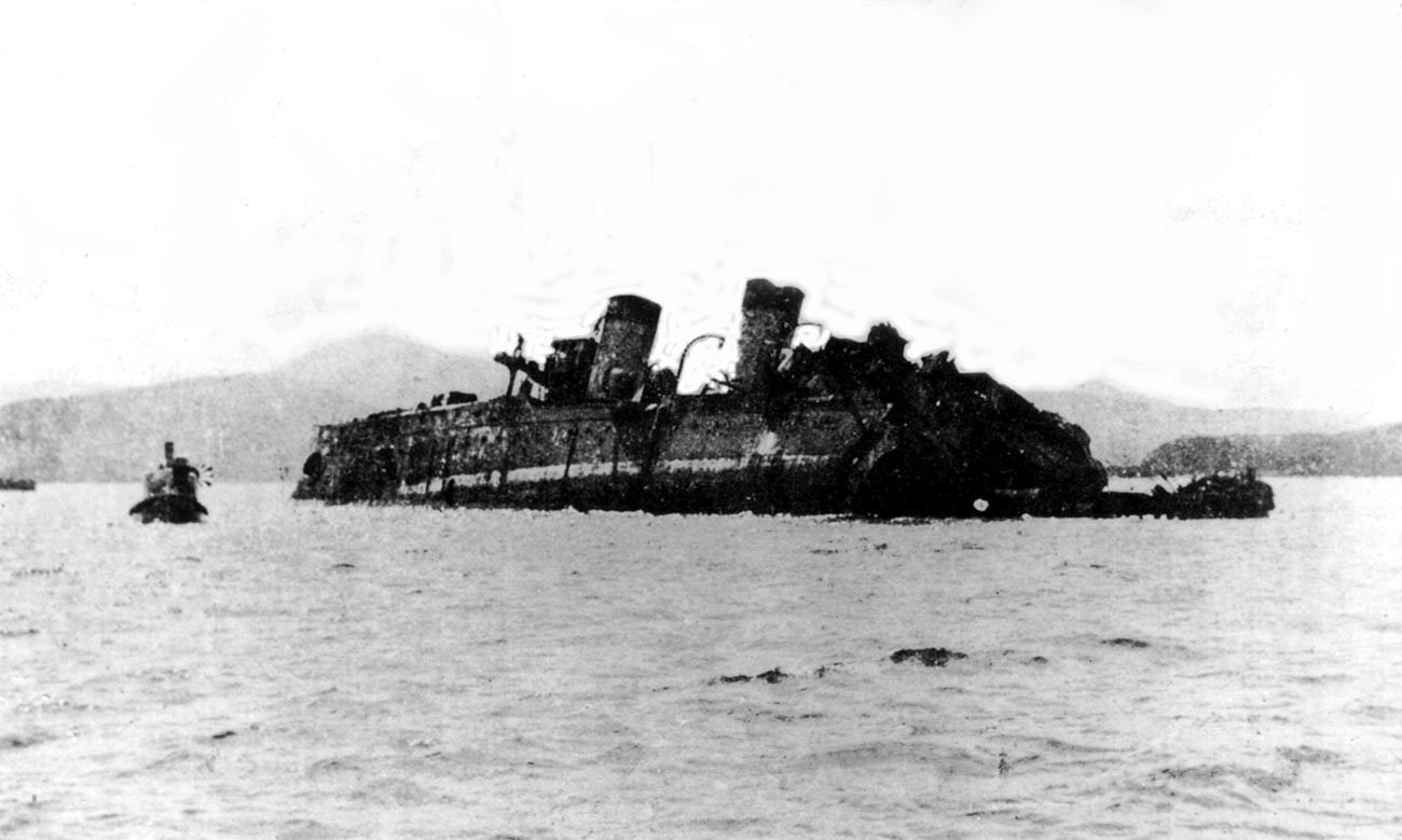 Kapal penjelajah Rusia 'Izumrud' setelah pertempuran.