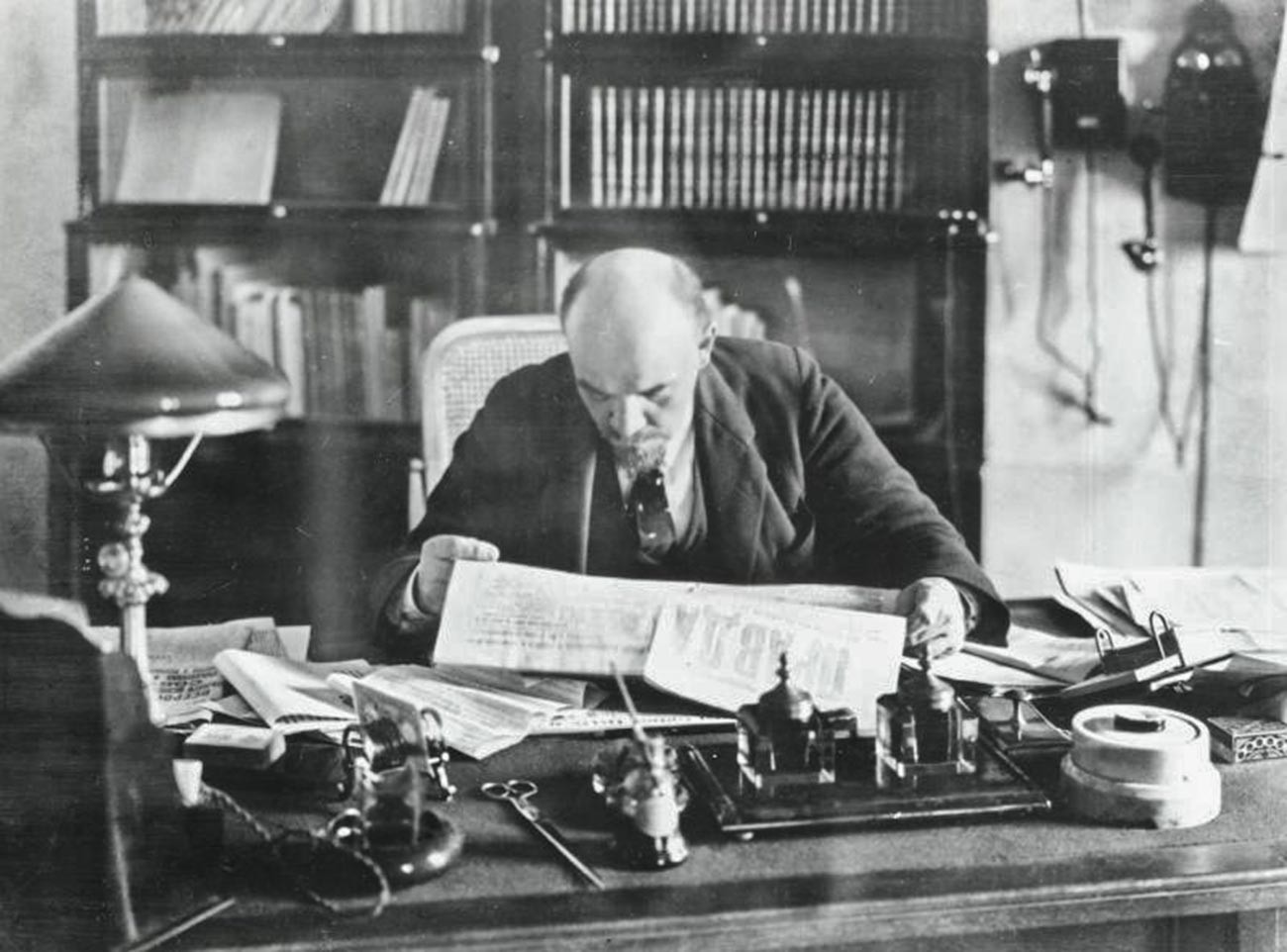 Vladimir Iljič Lenin za mizo v svoji pisarni