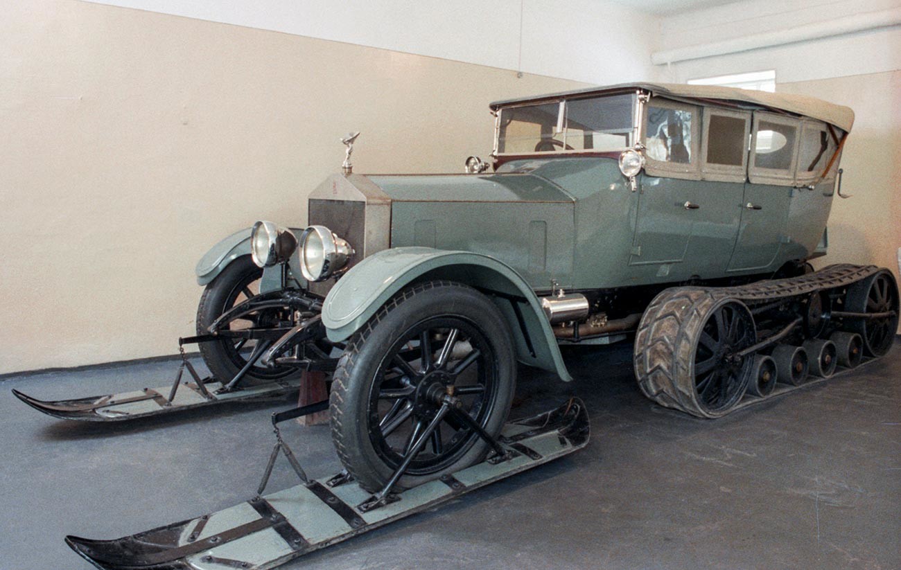 Avtomobil Rolly Royce v muzeju V. I. Lenina v naselju Gorki. Delavci Putilovske tovarne so avtomobil predelali za poslednjo Leninovo pot; spredaj so namestili smuči, zadaj pa gosenice. 