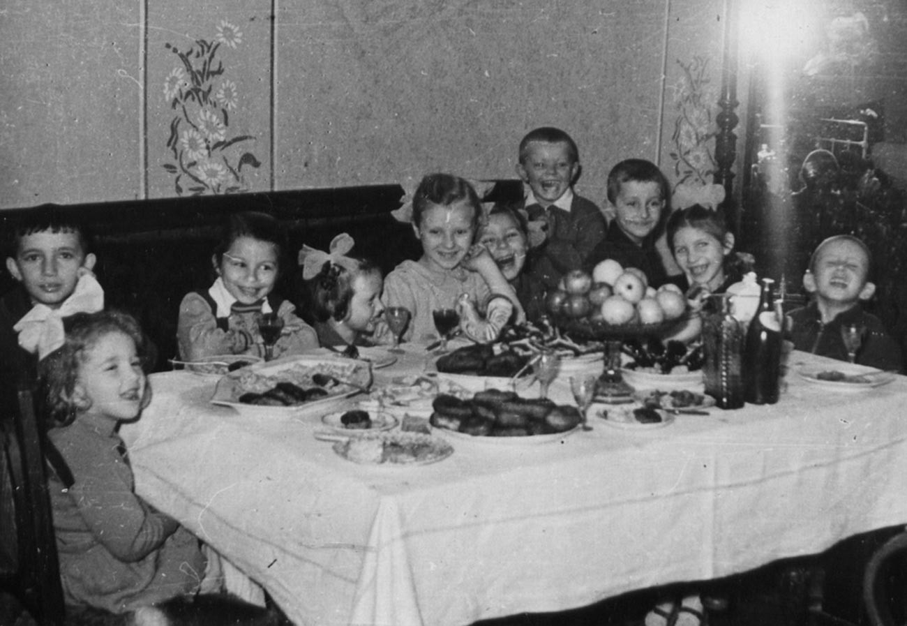 Festa de aniversário típica na URSS nos anos 1960.
