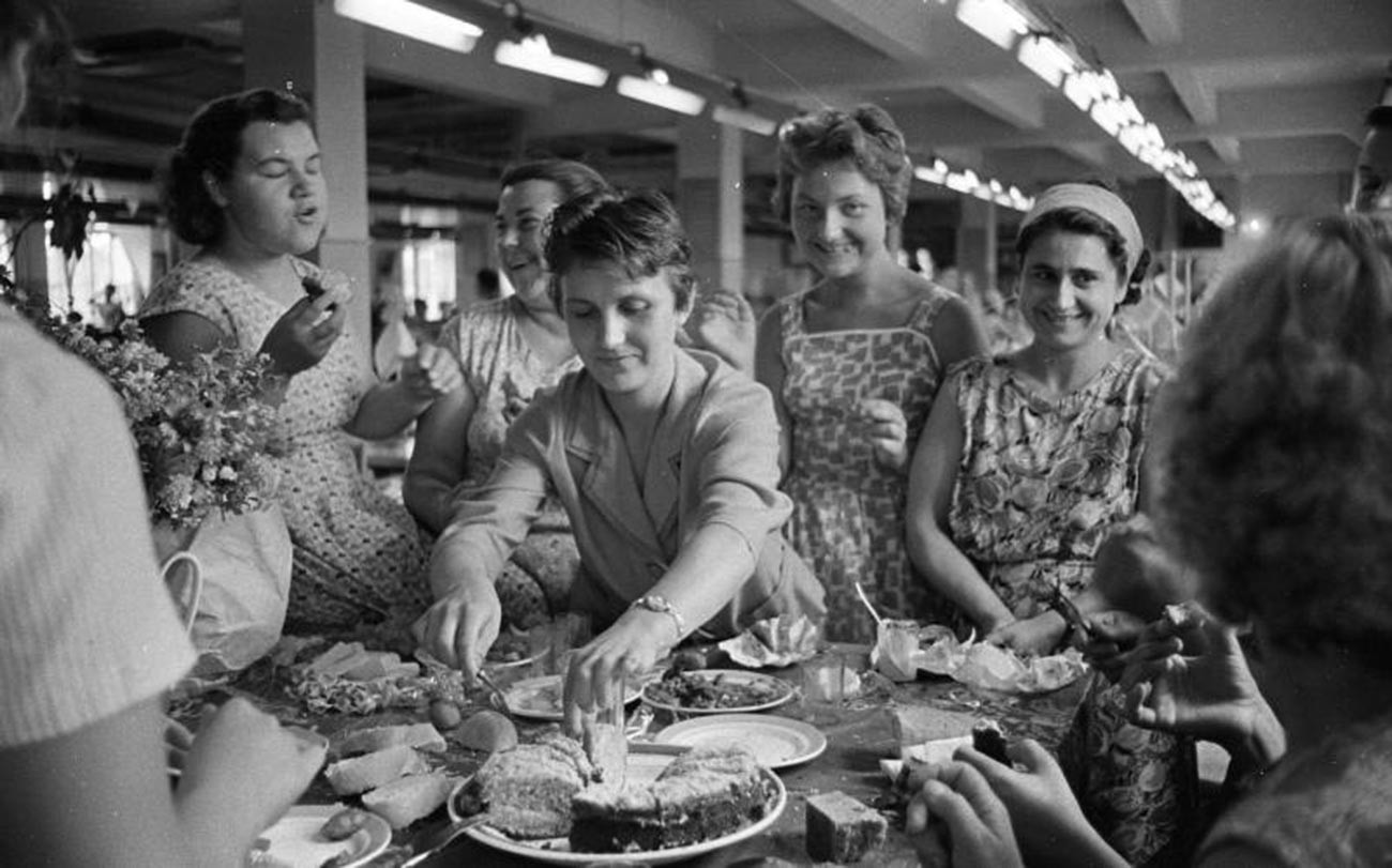Mulheres comemoram aniversário de colega em fábrica de roupas na Moldávia soviética.