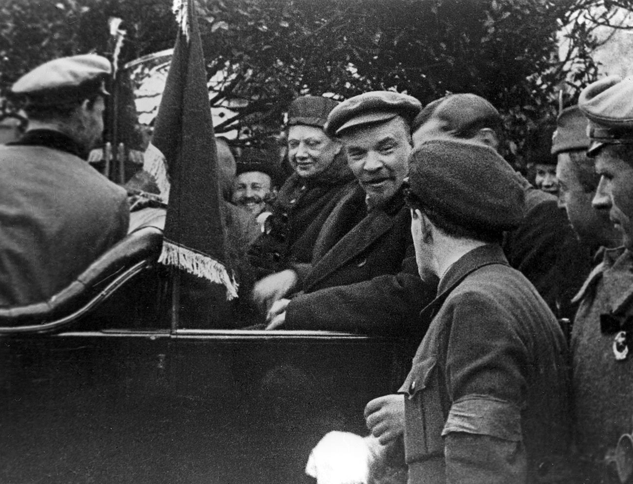 Vladímir Lenin y Nadezhda Krúpskaia en coche. La Plaza Roja. 1 de mayo de 1919.