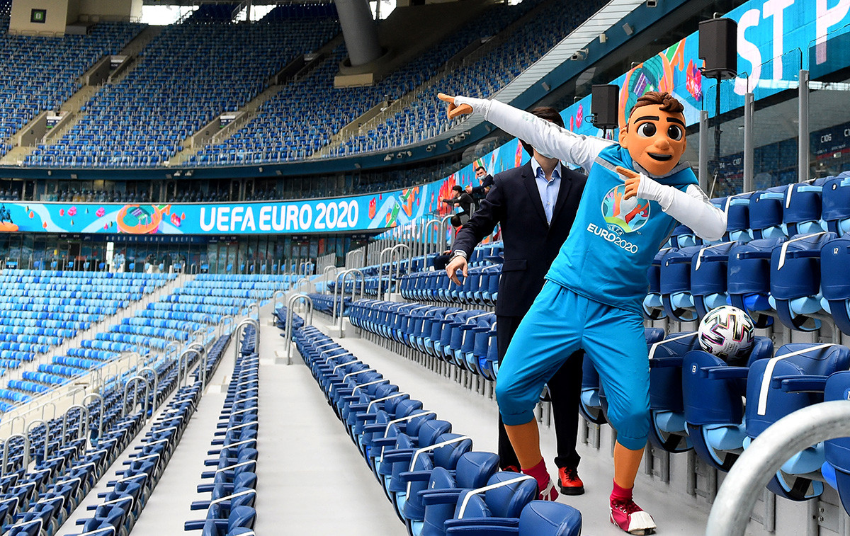 Ein Maskottchen posiert am 22. April 2021 in der Gazprom-Fußballarena in Sankt Petersburg, während einer Präsentation fünfzig Tage vor der Eröffnung des Fußballturniers UEFA Euro 2020.
