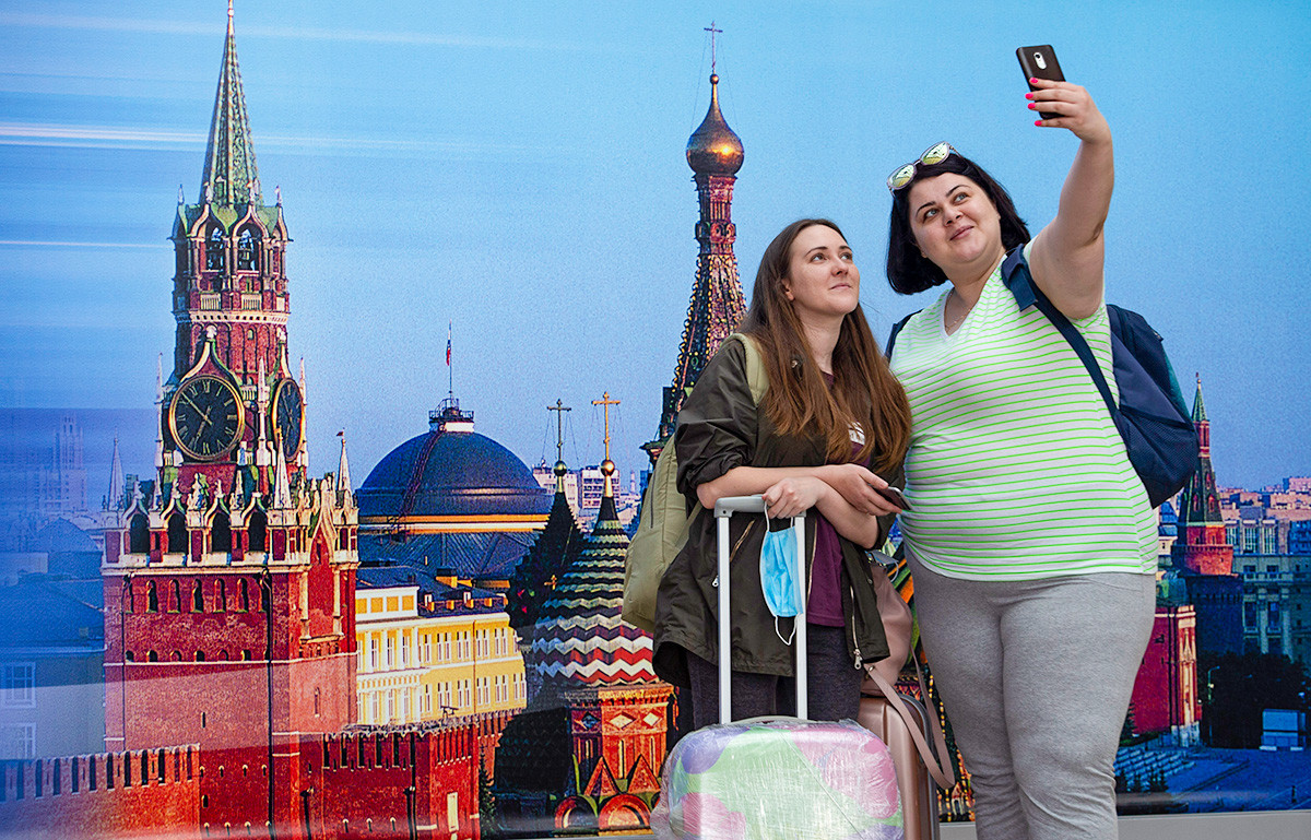 Passagiere machen ein Selfie am internationalen Flughafen Scheremetjewo in Moskau, Russland.