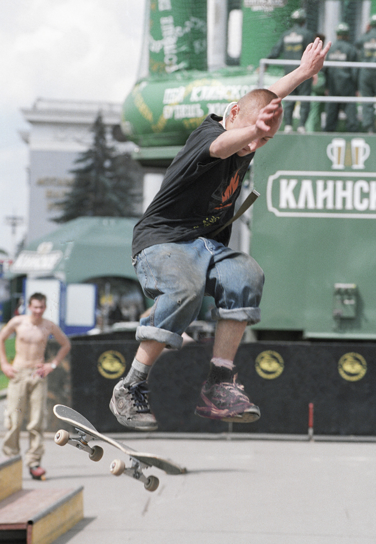 Ein Skateboarder auf einem Festival der Jugend.