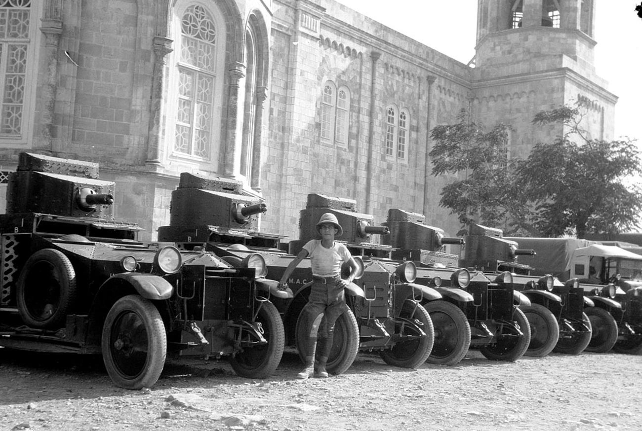 Kerusuhan Palestina, 1929. Mobil-mobil lapis baja Inggris di Kompleks Rusia.