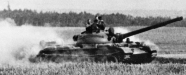Tanque T-62 en movimiento.