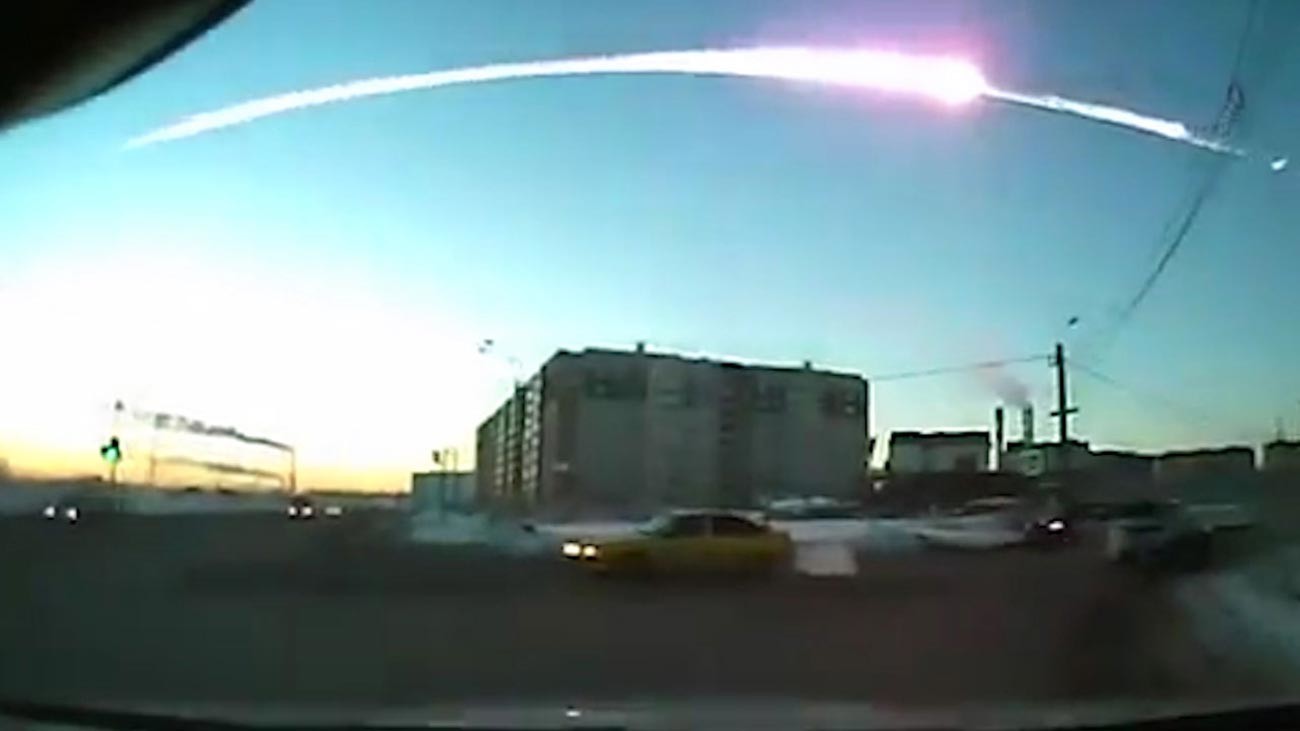 Ekor meteor tampak di langit Chelyabinsk.