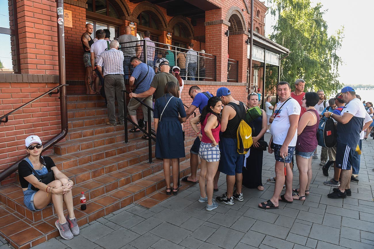 Visiteurs du bar de l'usine de la bière Jougouliovskoïé