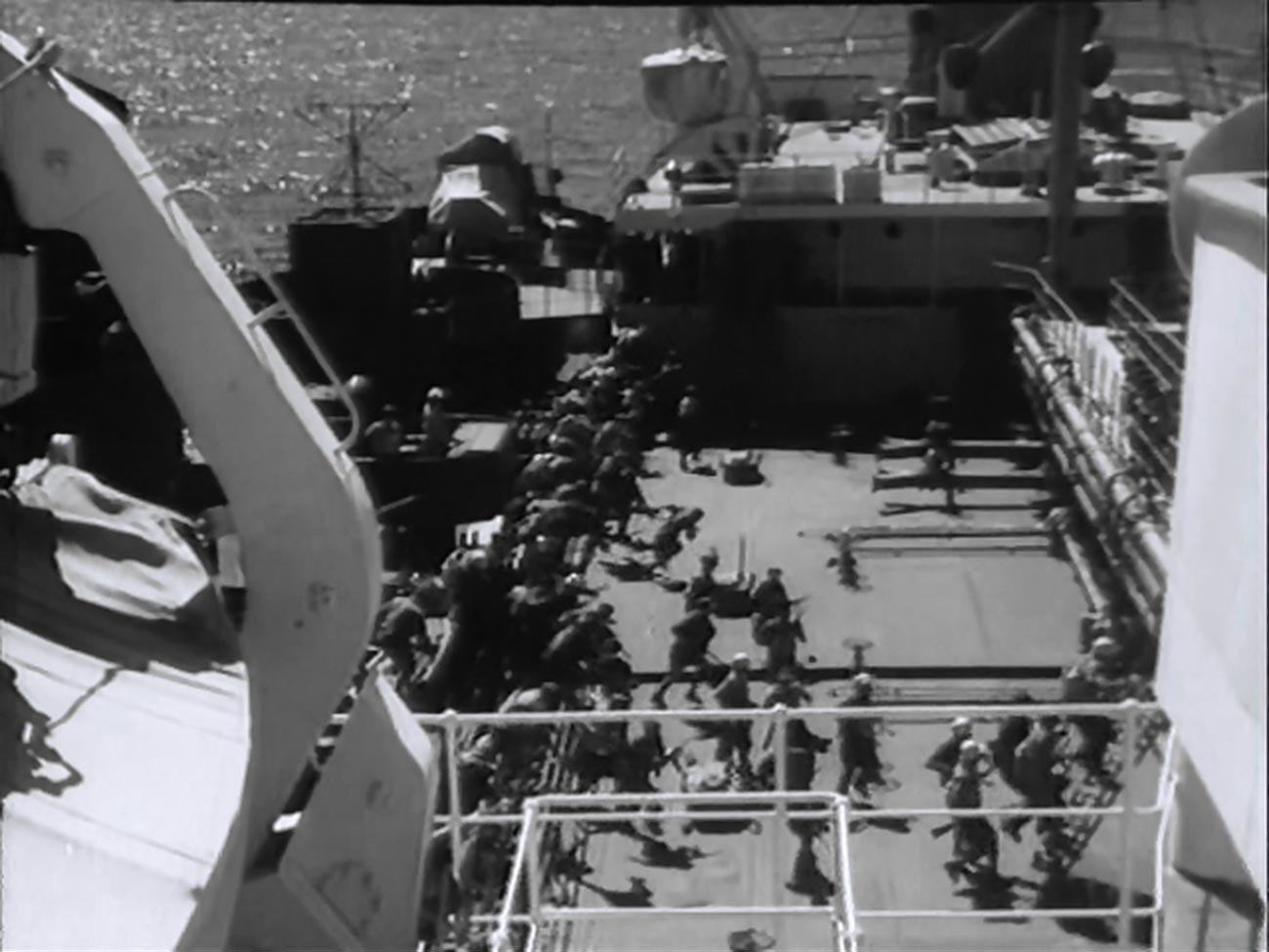 Ein Standbild aus dem sowjetischen Film „A.U. — Außerordentlicher Unfall“, basierend auf realen Ereignissen der Gefangennahme des sowjetischen Tankers „Tuapse“.