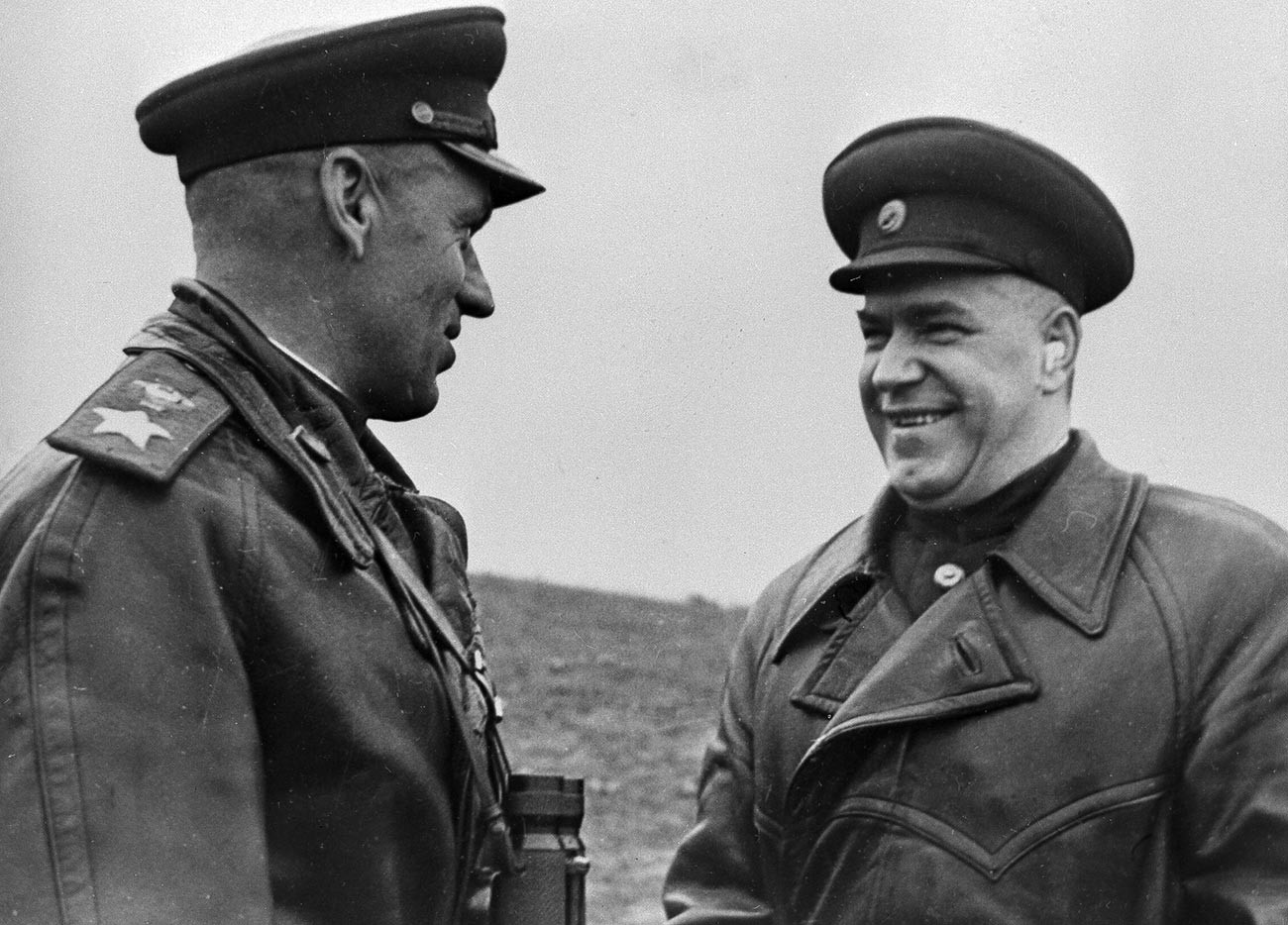 Командант Првог белоруског фронта маршал Совјетског Савеза Константин Рокосовски (лево) и представник главног штаба маршал Совјетског Савеза Георгиј Жуков у Пољској.