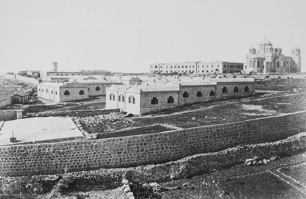 Das Russian Compound ist eine von mehreren Gemeinden, die ab den 1860er Jahren außerhalb der ursprünglichen Stadtmauern Jerusalems errichtet wurden.