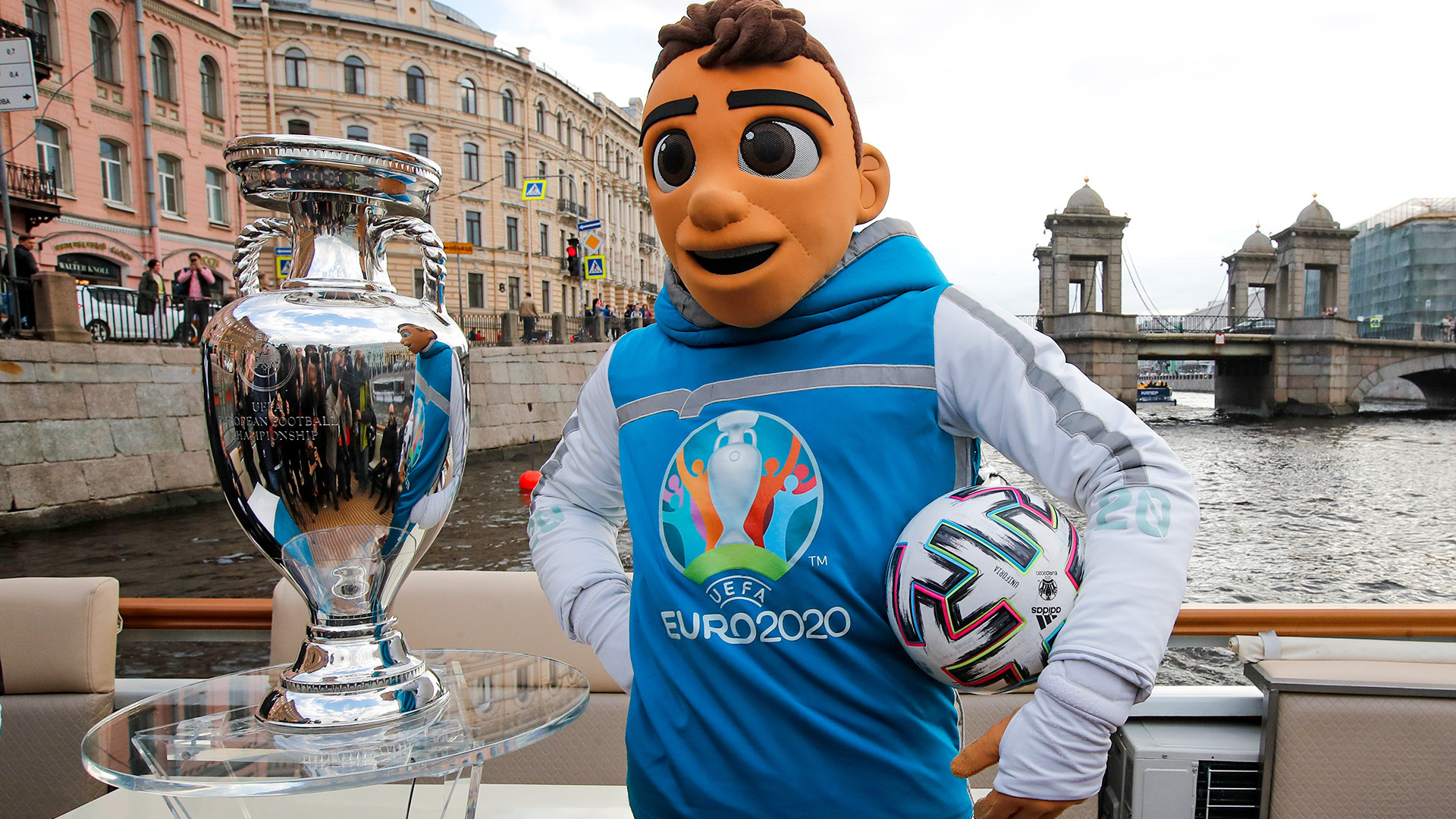 Maskot Kejuaraan Eropa UEFA 2020 Skillzy dan piala EURO 2020 menyusuri Sungai Fontanka selama tur resmi EURO 2020 di Sankt Peterburg, Rusia, Sabtu, 22 Mei 2021. Sankt Peterburg akan menjadi salah satu tuan rumah Piala Eropa 2020 yang tertunda akibat pandemi COVID-19.