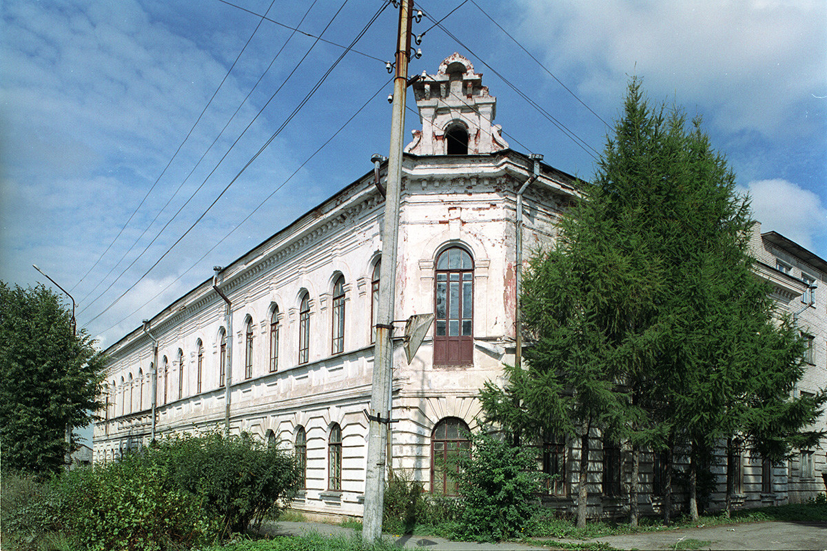 Loparev Building (1902), Lenin Prospect 52. August 28, 2006
