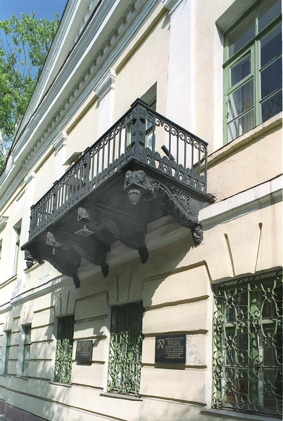 Galashevsky mansion, cast iron balcony. August 28, 2006