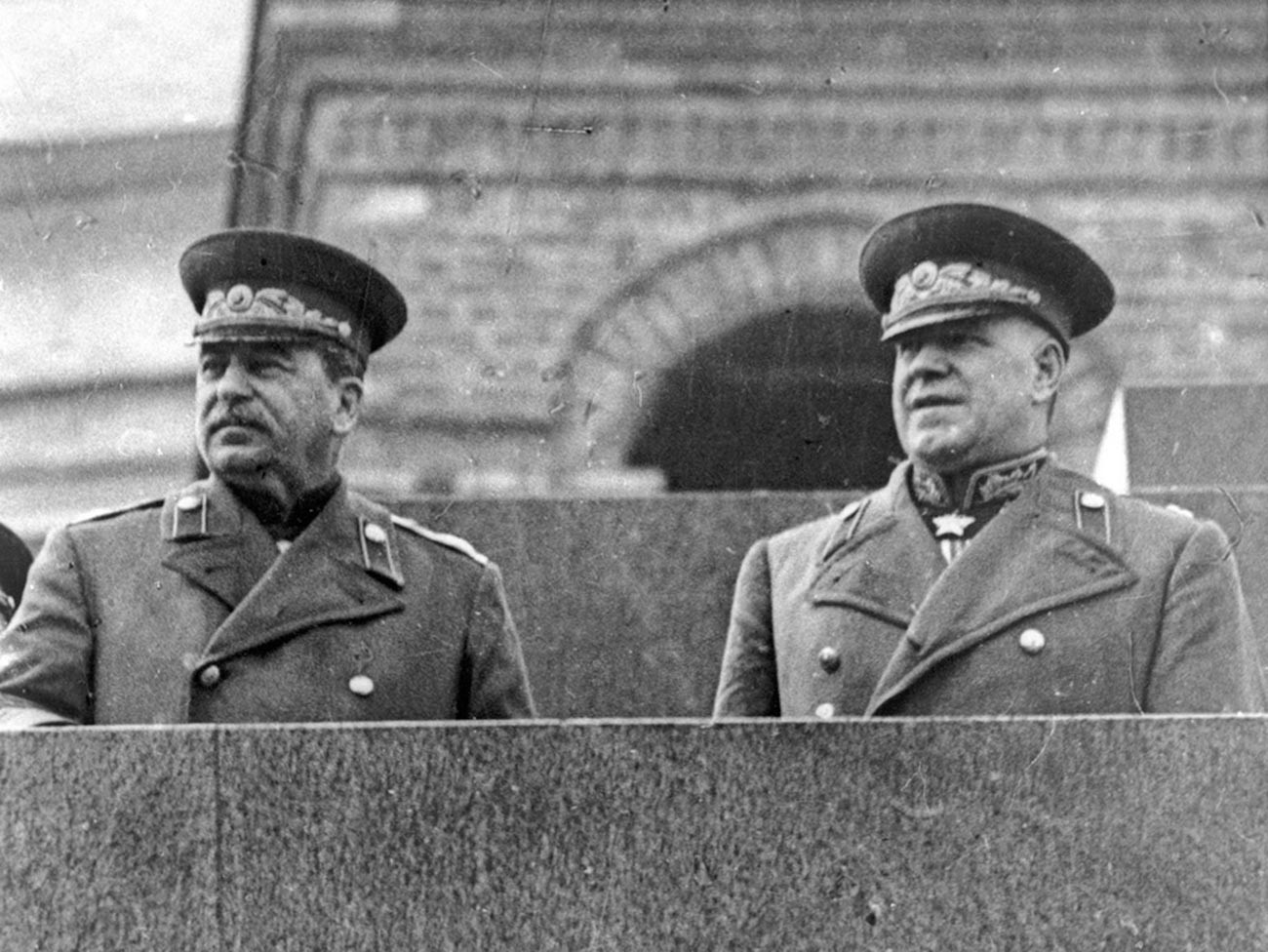 Žukov in Stalin na tribuni nad Leninovim mavzolejem med parado zmage na Rdečem trgu v Moskvi