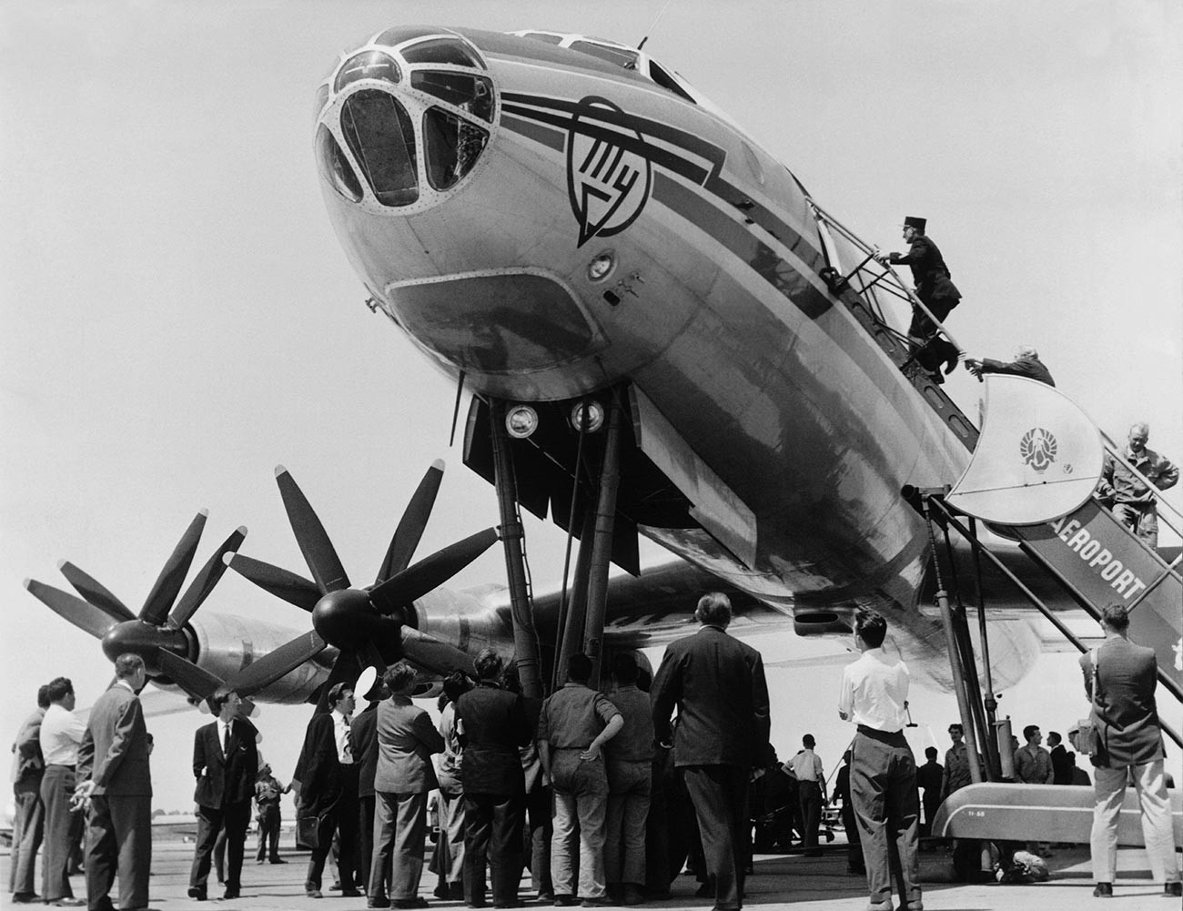 Ту-114, совјетски путнички авион на турбоелисни погон фотографисан на писти у Буржеу. Овај авион чији је конструктор Андреј Тупољев могао је да прими од 170 до 225 путника, а његове аеродинамичке особине омогућавале су му брзину од 800-850 км/час и висину од 10.000-12.000 метара.