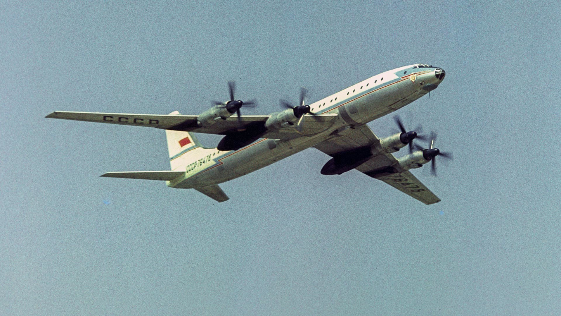 Zrakoplovna proslava na aerodromu Domodjedovo, povodom 50. godišnjice Velikog oktobra. Putnički zrakoplov Tu-114.
