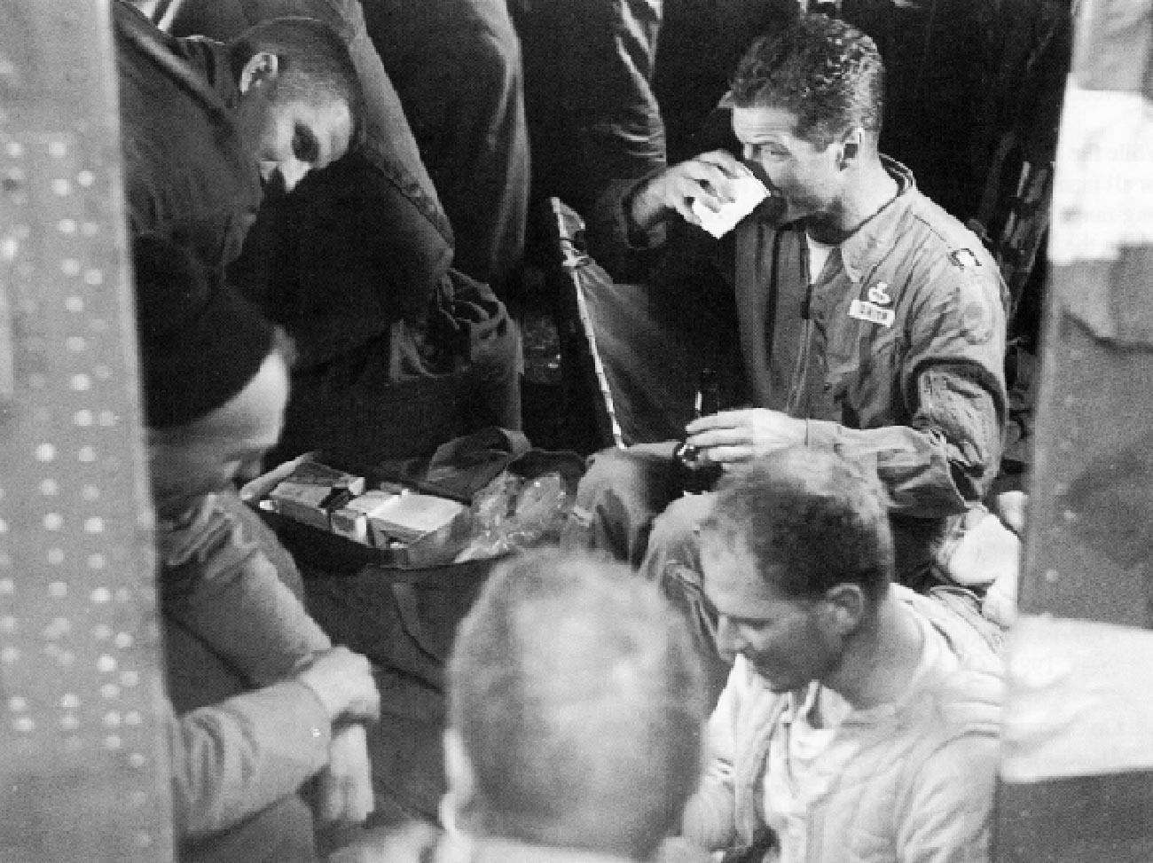 El Mayor Smith a bordo del B-17 de Intermountain, 2 de junio de 1962. El teniente LeShack está en la esquina inferior derecha.