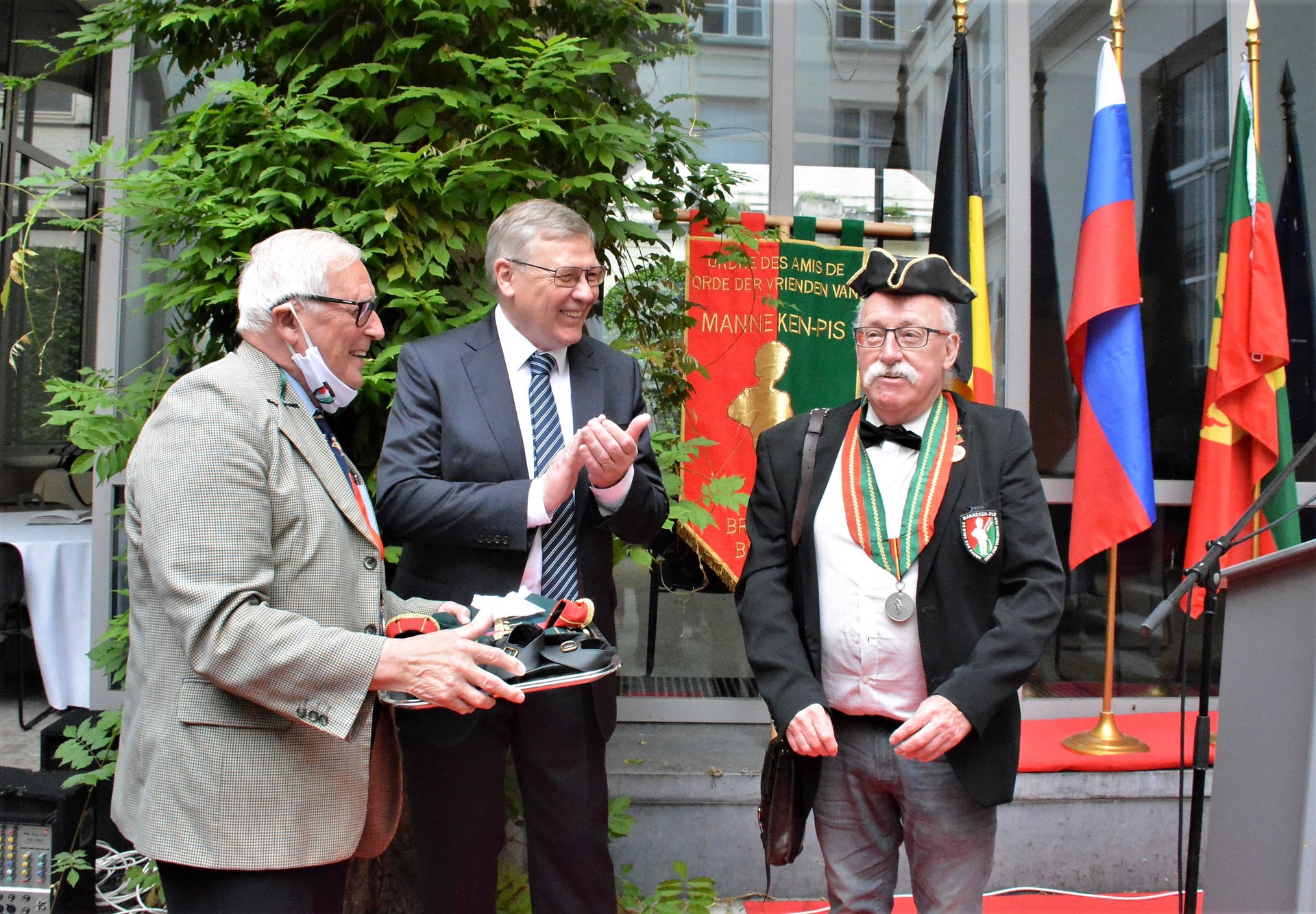Remise de la tenue par son excellence monsieur l’ambassadeur de Russie en Belgique Alexander Tokovinin (au centre sur la photo)