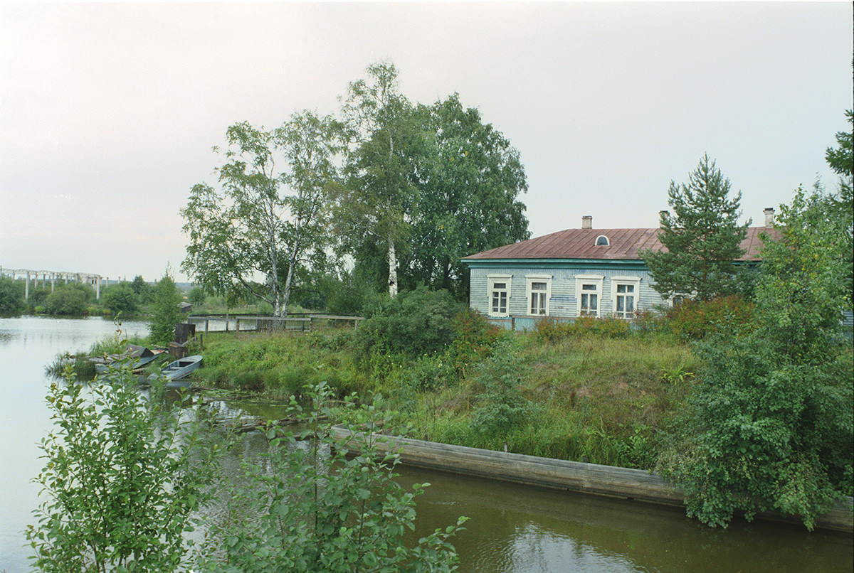 Reka Vitegra z ostanki Marijinskega kanala pri zapornici sv. Sergija. V ozadju: lesena stavba iz 19. stoletja na ulici Rdeče flote. 28. avgust 2006
